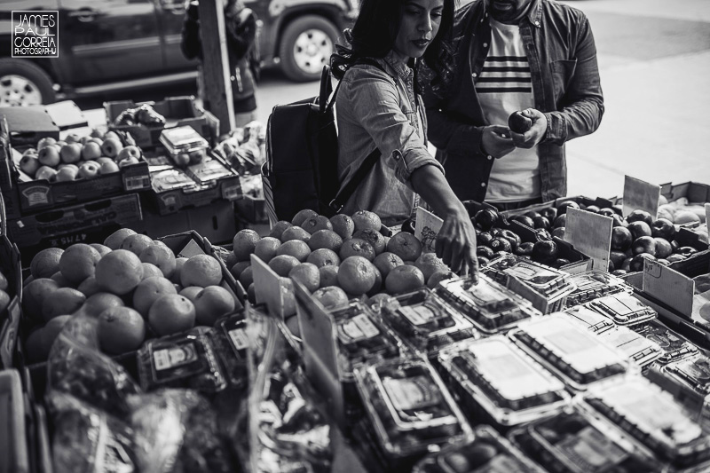 fruit market engagement photographer